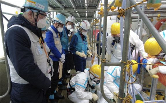 國際原子能機構工作組監督福島第一核電站的水采樣(圖片：東京電力)