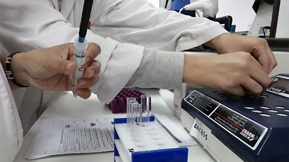 阿爾及利亞的科學家們對包括棗、雞蛋和蜂蜜在內的食物進行放射性受體測定篩查化學殘留物。(照片：H. Irekti/INRAA)